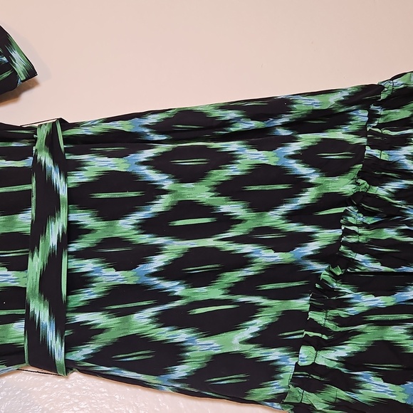 Chic Asymmetrical Dress in Green and Black - Picture 4 of 8